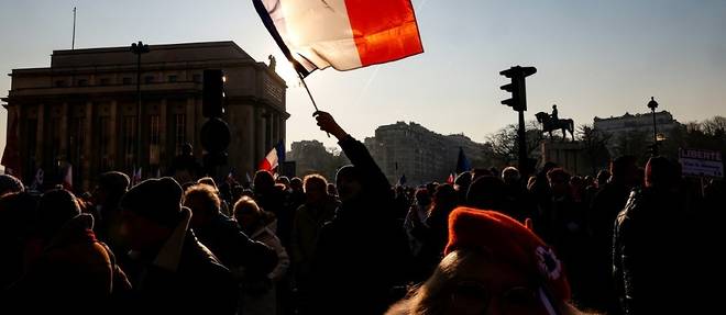 Manif anti-pass: une equipe de l'AFP agressee a Paris, son agent de securite blesse