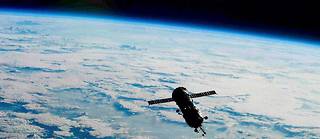  Le cargo russe Progress MS-16 et son module d’amarrage Pirs, prêt à rentrer dans l’atmosphère terrestre. 