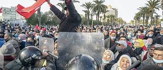 Des manifestations ont eu lieu à Tunis contre le coup de force du président tunisien et pour marquer le 11 e  anniversaire de la chute de Zine el-Abidine Ben Ali, le 14 janvier 2011. Ces rassemblements avaient été interdits par les autorités pour des raisons sanitaires face à une résurgence de l'épidémie de Covid-19.
