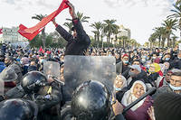 Des manifestations ont eu lieu à Tunis contre le coup de force du président tunisien et pour marquer le 11 e  anniversaire de la chute de Zine el-Abidine Ben Ali, le 14 janvier 2011. Ces rassemblements avaient été interdits par les autorités pour des raisons sanitaires face à une résurgence de l'épidémie de Covid-19.
