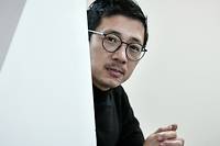 Bao Vuong, artiste franco-vietnamien qui &quot;fait parler la mer&quot; en noir