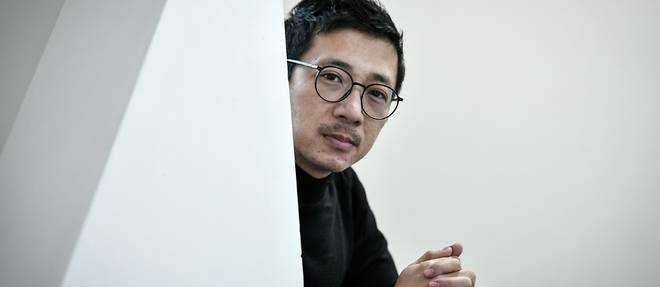 Bao Vuong, artiste franco-vietnamien qui "fait parler la mer" en noir
