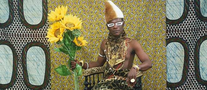 Samuel Fosso, Autoportrait. Série « Tati », Le Chef (celui qui a vendu l'Afrique aux colons), 1997.
