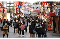 Une rue commercante d'Osaka, au Japon, ou le variant Omicron se propage malgre la fermeture des frontieres.
