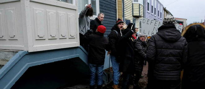 Stephane Claireaux face aux manifestants devant chez lui le 9 janvier dernier.
