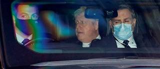 Le Premier ministre britannique Boris Johnson repart en voiture de la Chambre des communes le 12 janvier 2022.
