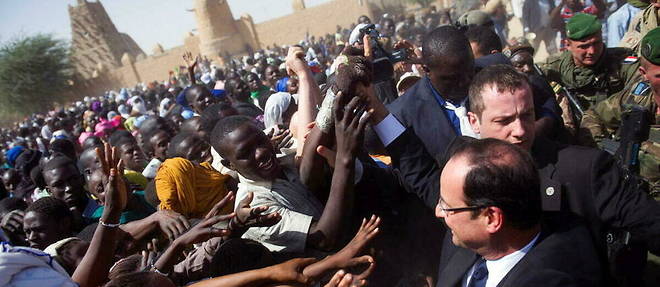 Francois Hollande accueilli triomphalement a Tombouctou, au Mali, le 2 fevrier 2013.  
