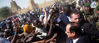 François Hollande accueilli triomphalement à Tombouctou, au Mali, le 2 février 2013.  
