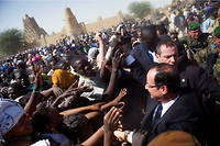 Francois Hollande accueilli triomphalement a Tombouctou, au Mali, le 2 fevrier 2013.
