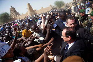 François Hollande accueilli triomphalement à Tombouctou, au Mali, le 2 février 2013.  
