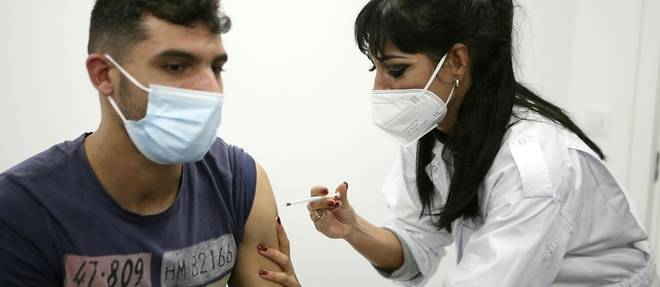 Vaccins: vers un rappel autorise pour les ados vivant avec des personnes fragiles