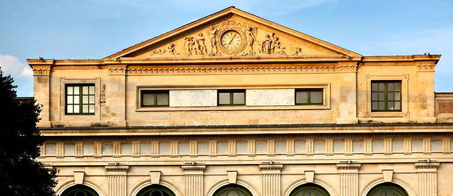 Facade du palais de justice de Nimes.
