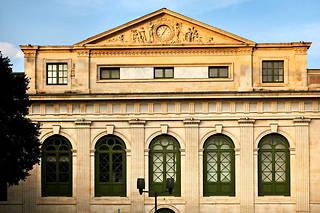 Façade du palais de justice de Nîmes.
