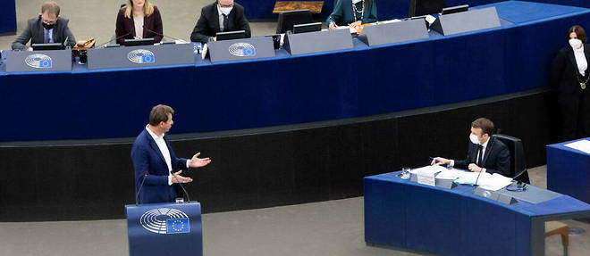 Yannick Jadot facing Emmanuel Macron.