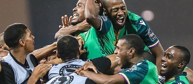 L'attaquant des Comores Ahmed Mogni (C) célèbre avec ses coéquipiers le deuxième but de son équipe lors du match de football du groupe C de la Coupe d'Afrique des nations (CAN) 2021 contre le Ghana.
