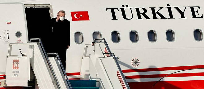 Recep Tayyip Erdogan et son avion présidentiel siglé « Türkiye  », le 17 janvier 2022.
