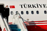 Recep Tayyip Erdogan et son avion presidentiel sigle << Turkiye  >>, le 17 janvier 2022.
