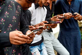 Des jeunes en Inde regardant des vidéos sur TikTok.
