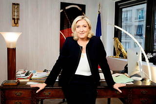  Marine Le Pen, candidate du RN à la présidentielle, à son QG de campagne à Paris le 7 décembre 2021.  ©JOEL SAGET