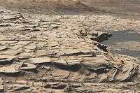 Cette vue du cratère Gale a été reconstituée à partir d'images prises par la Mast Cam du rover « Curiosity » au 2 729 e  jour martien (sol) de sa mission. Il montre la formation de grès baptisée Stimson où « Curiosity » a recueilli l'un des échantillons enrichi en carbone 12.

