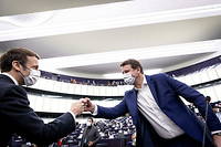 Emmanuel Macron et Yannick Jadot au Parlement europeen, mercredi 19 janvier.
