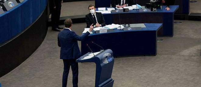 Yannick Jadot admonestant Emmanuel Macron.
