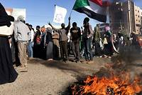 Des milliers de Soudanais d&eacute;filent en hommage aux manifestants tu&eacute;s