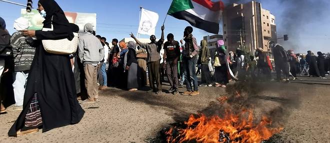 Des milliers de Soudanais defilent en hommage aux manifestants tues