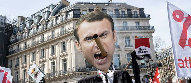 Emmanuel Macron pris pour cible lors d'une manifestation.
