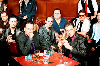  Reid Hoffman (au centre) et 13 des 19 membres de la « Mafia PayPal », cofondateurs du service de paiement, dont Peter Thiel (au premier rang à g.). Photo parue dans le magazine « Fortune » en 2007. 