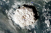 Image satellite de l'explosion sur les îles Tonga.
