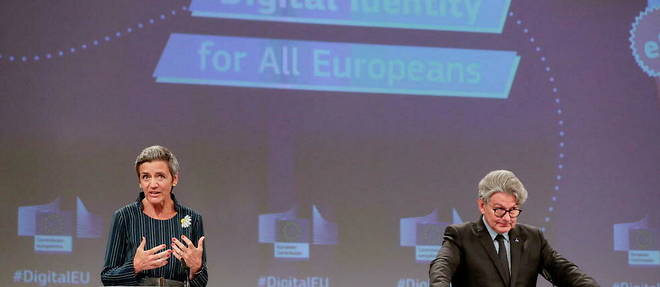 Margrethe Vestager, vice-presidente de la Commission europeenne, et le commissaire europeen Thierry Breton, a l'origine de la nouvelle reglementation sur les services numeriques.
