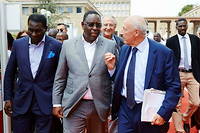 Avec le concours du Cercle des economistes preside par Jean-Herve Lorenzi (a droite), le Consensus de Dakar a ete mis en exergue en decembre 2019 par le president senegalais Macky Sall (a gauche) avec d'autres chefs d'Etat. Va-t-il pouvoir le mettre en oeuvre pendant sa presidence de l'Union africaine en 2022 ?
