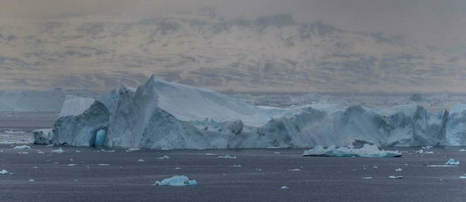 La carotte de glace du Groenland a ete prelevee sur 14 metres de profondeur, les couches de flocons remontaient donc a 1965.
