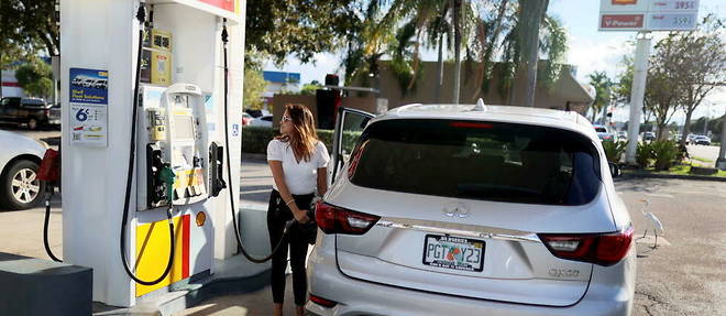 Une Floridienne met de l'essence dans son vehicule a Miami. Le prix de l'essence ne cesse de monter aux Etats-Unis.
