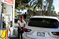 Une Floridienne met de l'essence dans son véhicule à Miami. Le prix de l'essence ne cesse de monter aux États-Unis.
