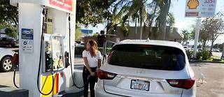 Une Floridienne met de l'essence dans son véhicule à Miami. Le prix de l'essence ne cesse de monter aux États-Unis.
