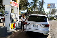 Une Floridienne met de l'essence dans son vehicule a Miami. Le prix de l'essence ne cesse de monter aux Etats-Unis.
