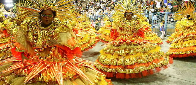 Des artistes en representation lors de l'edition 2016 du carnaval de Rio, au Bresil. 
