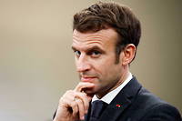 Emmanuel Macron, en visite dans les ateliers des métiers d'art de Chanel, le 20 janvier 2022. 
