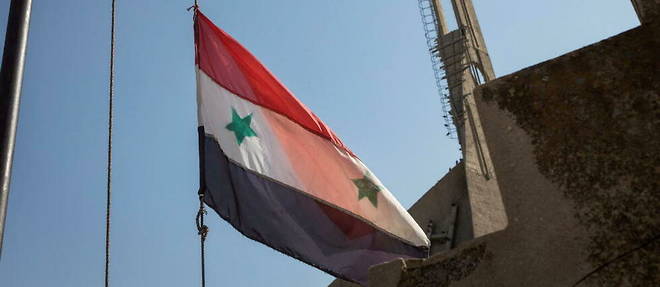 Le drapeau syrien flottant devant une eglise catholique, a Hassak, le 19 novembre 2019. (photo d'illustration)



