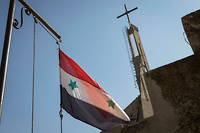 Le drapeau syrien flottant devant une église catholique, à Hassak, le 19 novembre 2019. (photo d'illustration)
