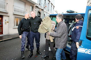Jérémy Rimbaud, escorté par les gendarmes, lors de son arrivée au palais de justice de Pau, le 20 décembre 2013.
