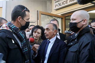 Éric Zemmour en visite à la police des frontières de Menton, le 21 janvier 2022.
