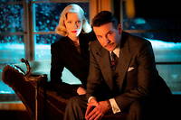 Lilith Ritter (Cate Blanchett) et Stanton Carlisle (Bradley Cooper), couple d'arnaqueurs dans « Nightmare Alley » de Guillermo del Toro.
