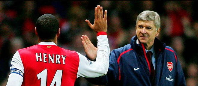 Arsene Wenger avec Thierry Henry, un duo qui a marque a jamais le football anglais.
