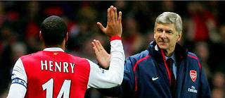 Arsène Wenger avec Thierry Henry, un duo qui a marqué à jamais le football anglais.
