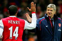 Arsène Wenger avec Thierry Henry, un duo qui a marqué à jamais le football anglais.
