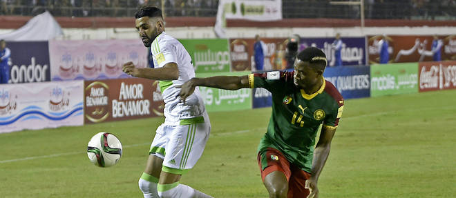 L'Algerien Ryad Mahrez aux prises avec le Camerounais Aurelien Chedjou, lors des qualifications pour le Mondial 2018, le 9 octobre 2016 a Blida (Algerie).
