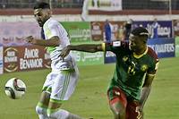 L&#039;Algerien Ryad Mahrez aux prises avec le Camerounais Aurelien Chedjou, lors des qualifications pour le Mondial 2018, le 9 octobre 2016 a Blida (Algerie).
